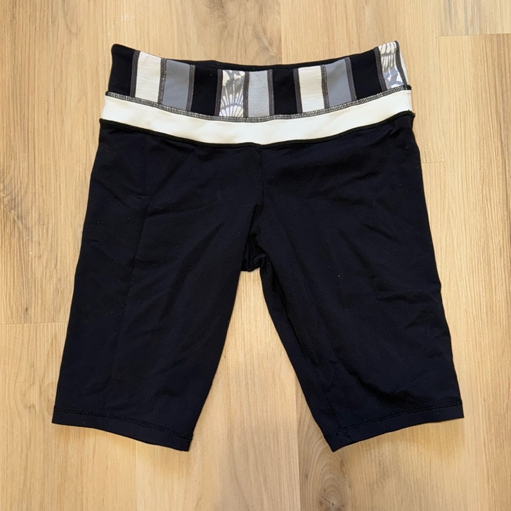 Lululemon Athletic Bike Shorts Size 6 Black and White Reversible